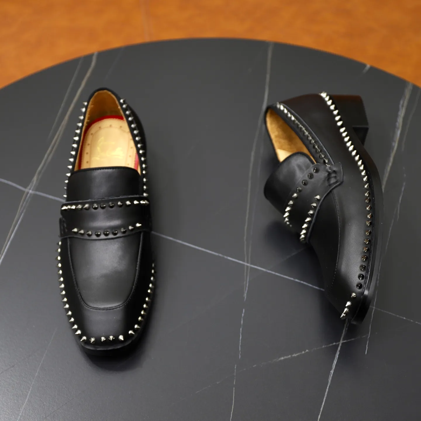 Ex-factory price: 720💰Christia*.Loubouti*🆑High-end men’s business formal leather shoes｜Classic red sole shoes｜Original imported first-layer cowhide｜Water-dyed cowhide lining｜Italian imported red rubber outsole｜High-end luxury｜Perfect interpretation of fashion, sunshine, style, suitable for various occasions Size: 38-44 (customized for 45, 46, 47)